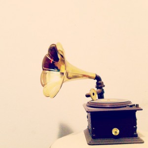 Gramofon z zlato trobento